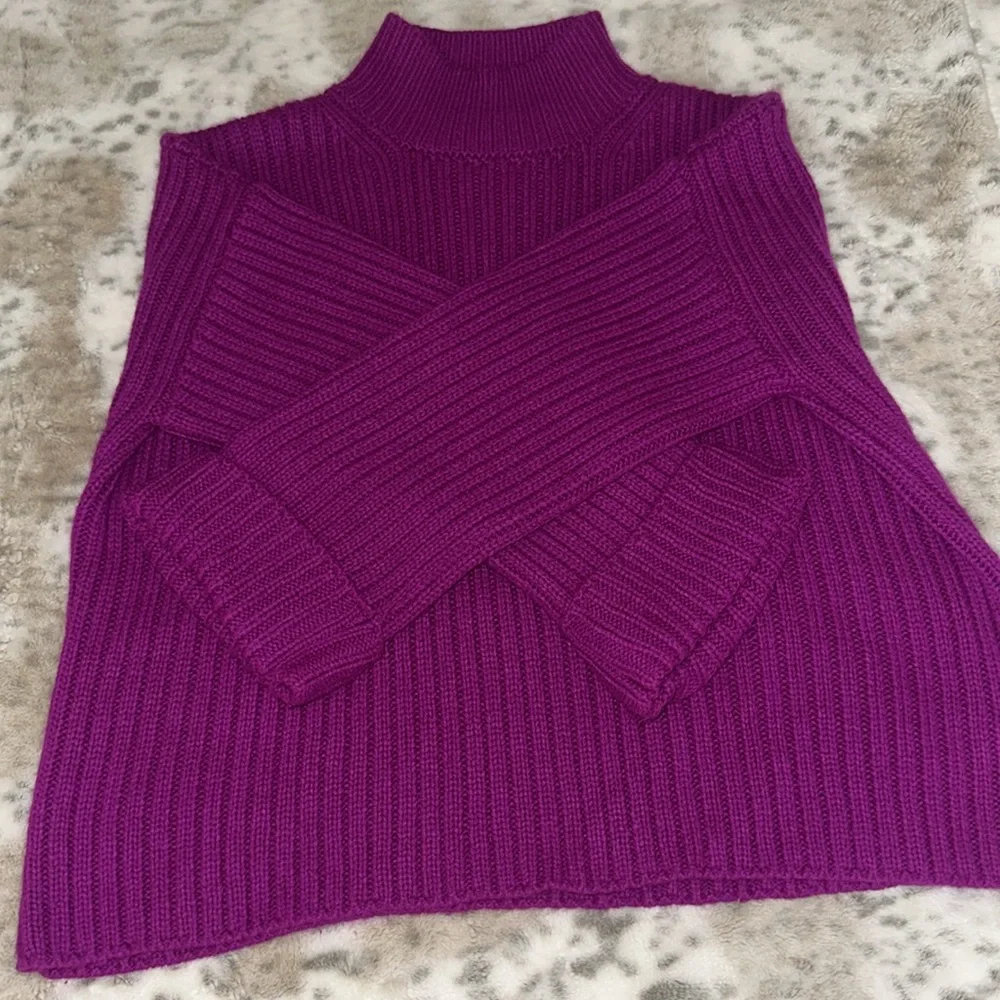 Fashion Nova used Fucsia sweater in good condition size M/L.